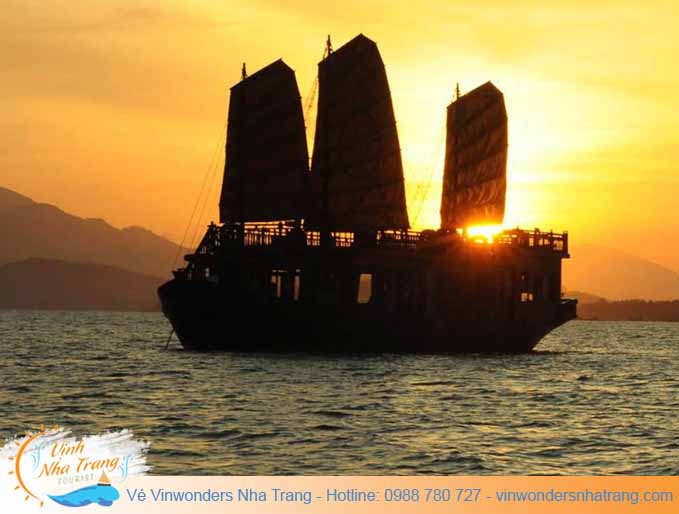 ngam-hoang-hon-tren-tour-du-thuyen-emperor-cruises